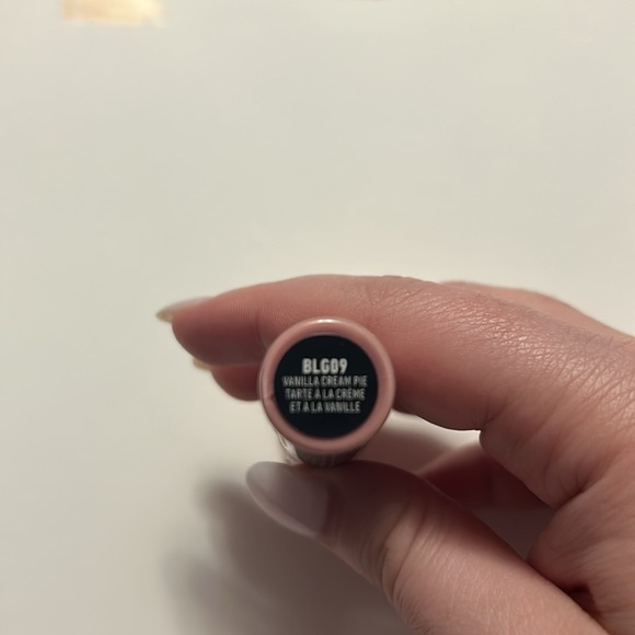 NYX butter gloss shade vanilla cream pie - Picture 3 of 3